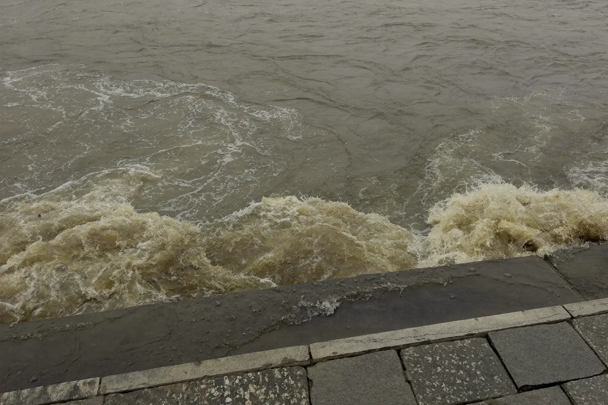Quais de la Seine à Rouen sous un ciel gris