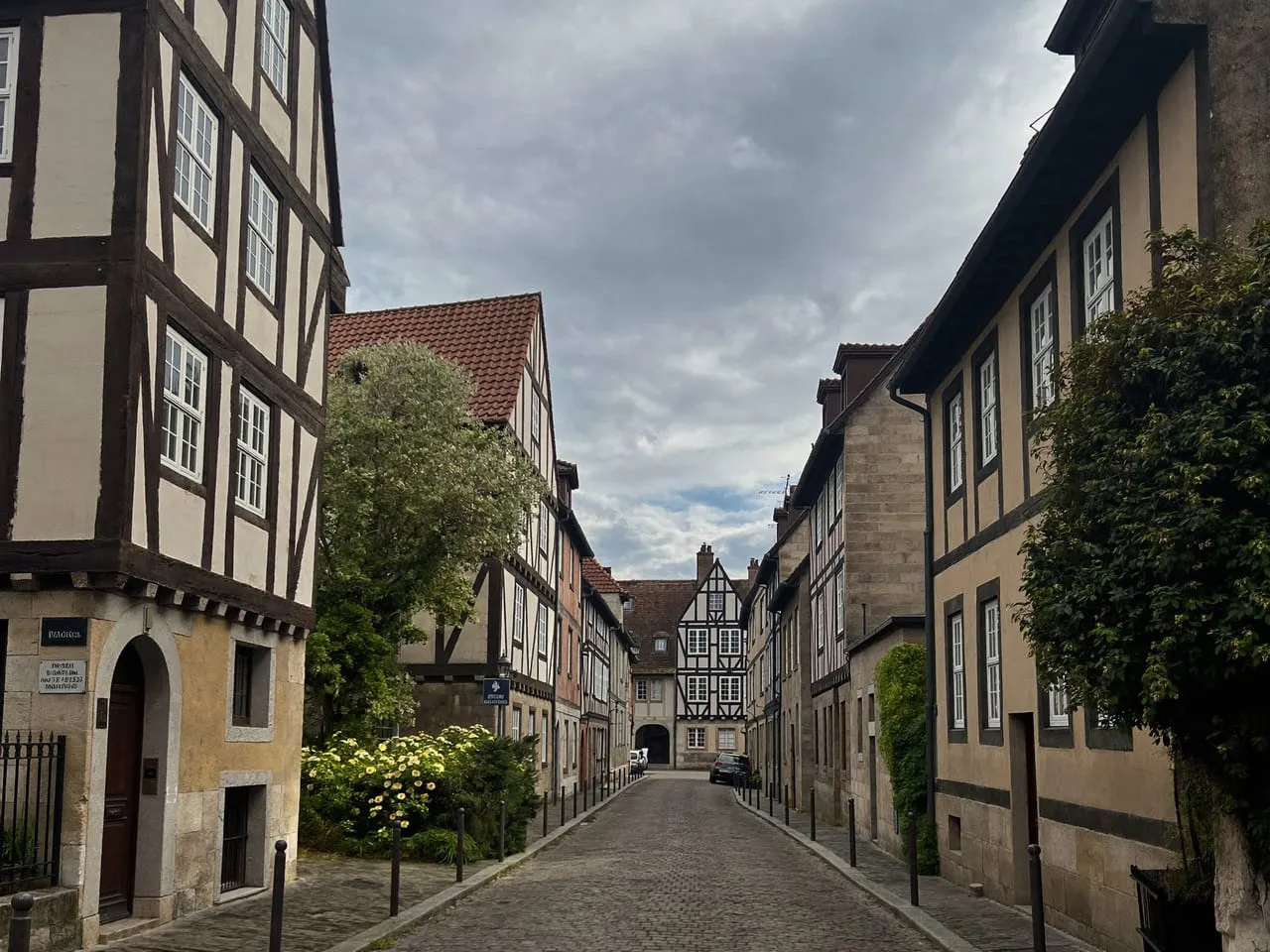 Rue du vieux Rouen bordée de maisons à pans de bois